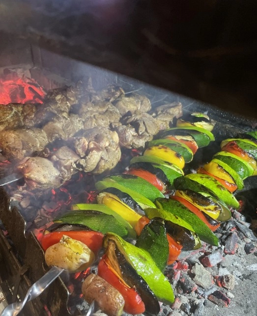Шашлычная Просто вкусно в Красной Поляне: Шашлычные, Заказ навынос, Летняя терраса, Столики на улице, Доставка, Шаурма,