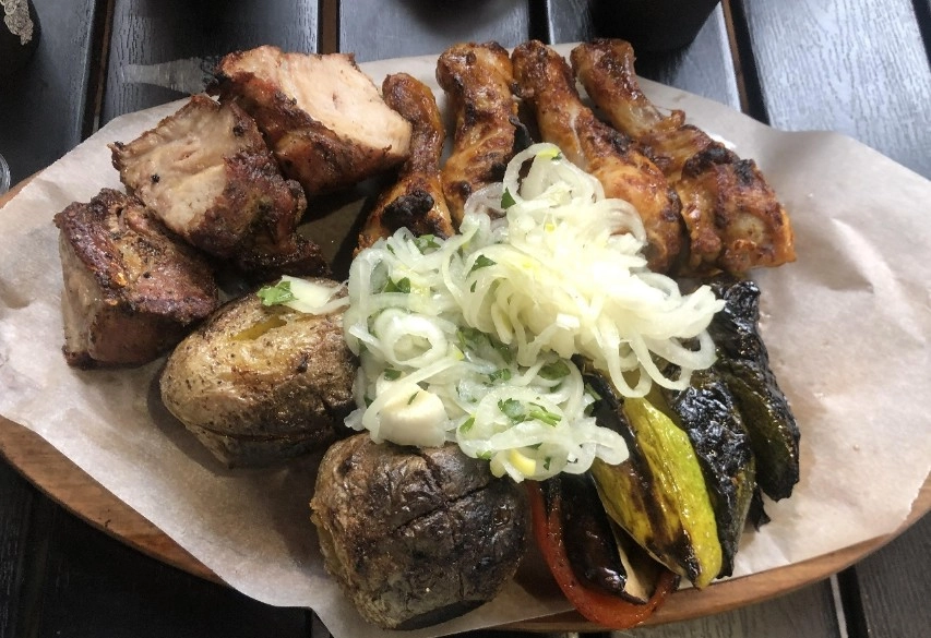 Шашлычная Просто вкусно в Красной Поляне: Шашлычные, Заказ навынос, Летняя терраса, Столики на улице, Доставка, Шаурма,