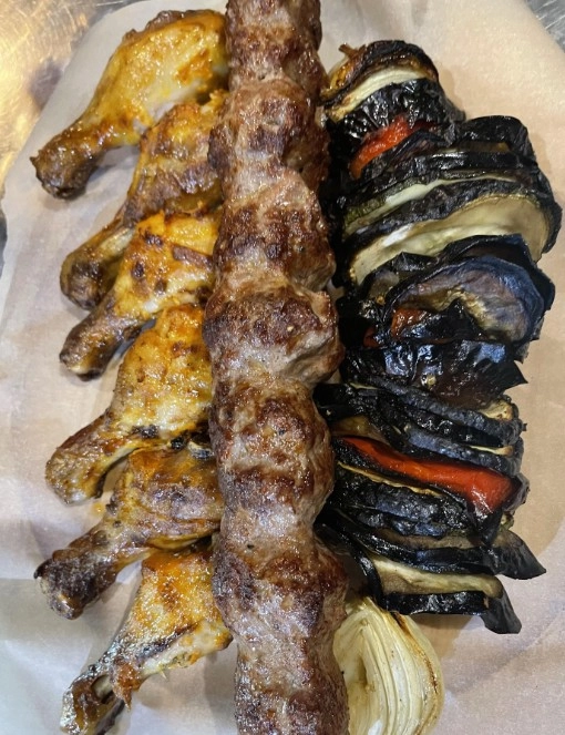 Шашлычная Просто вкусно в Красной Поляне: Шашлычные, Заказ навынос, Летняя терраса, Столики на улице, Доставка, Шаурма,