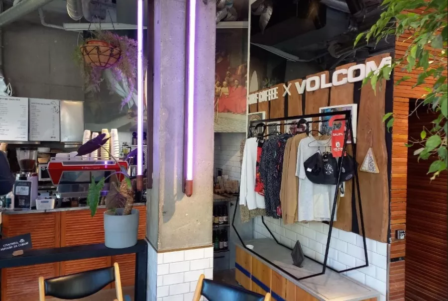 Кофейня Surf coffee в Красной Поляне: Заказ навынос, Летняя терраса, Напитки, Завтрак, Детское меню,