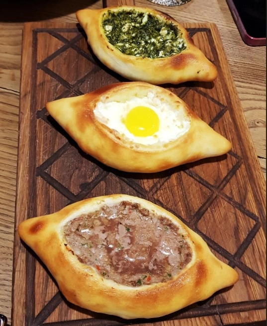 Гастрокомплекс Мясной дом в Красной Поляне: Заказ навынос, Чебуреки, Парковка, Заказ столиков, Шашлык, Завтрак,