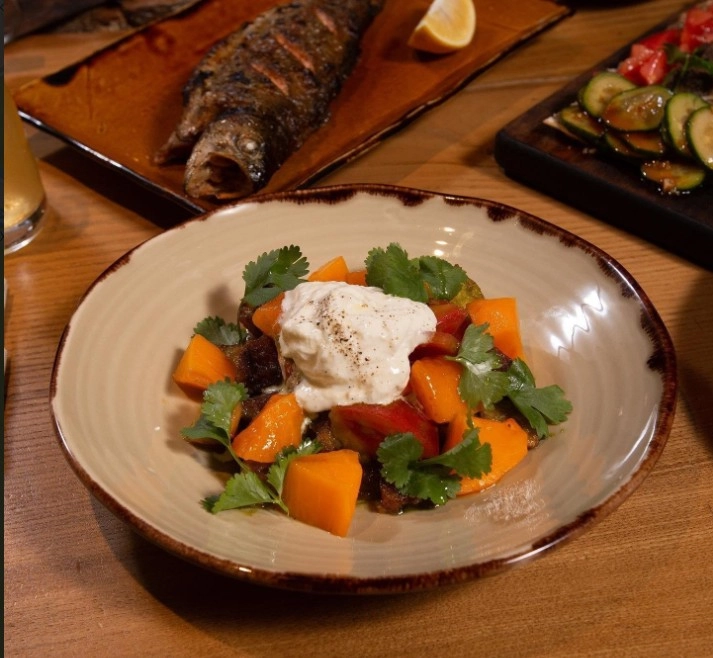 Гастрокомплекс Мясной дом в Красной Поляне: Заказ навынос, Чебуреки, Парковка, Заказ столиков, Шашлык, Завтрак,