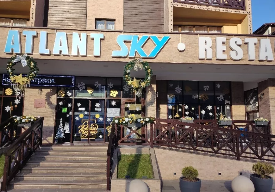 Ресторан Sky в Красной Поляне: Заказ навынос, Бизнес-ланч, Напитки, Летняя терраса, Заказ столиков,