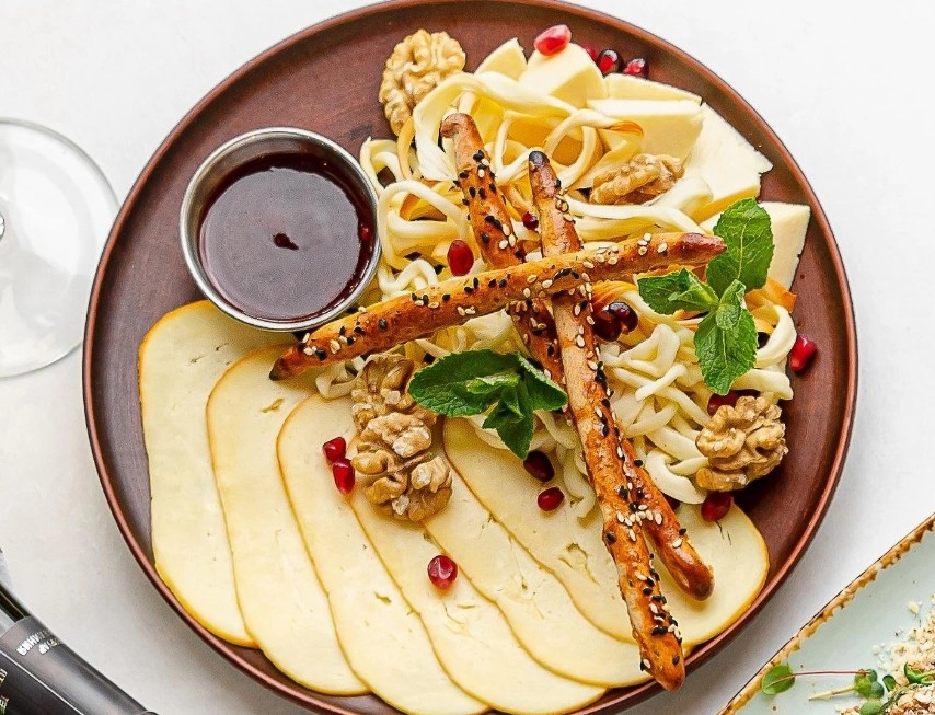 Ресторан Пхали&Хинкали в Красной Поляне: Еда, Хинкали, Заказ столиков, Детское меню, Шашлык, Летняя терраса, Заказ навынос,