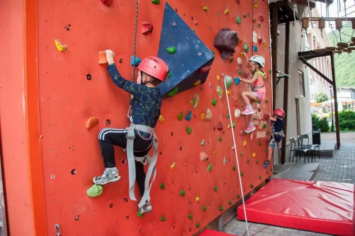 Скалодром Tirol club   в  Красной Поляне