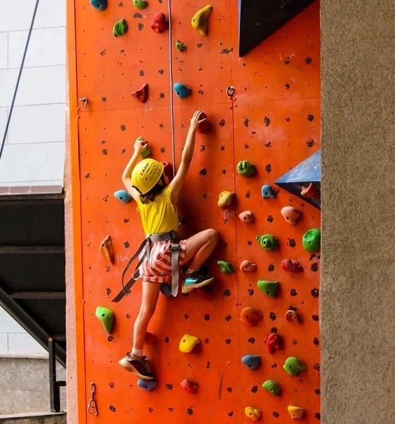 Скалодром Tirol club в Красной Поляне: Альпинизм, Секции, Развиваться, Скалодромы,