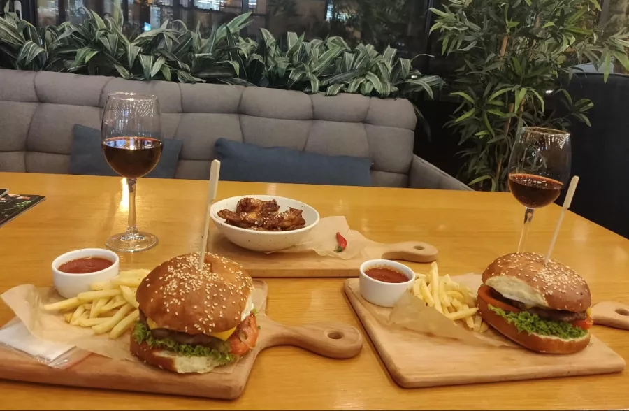 Ресторан-бар Olster Irish pub в Краснодаре: Ресторан, Бар, Спортивные мероприятия, Чилим, Авторская кухня , Европейская кухня , Развлечение,