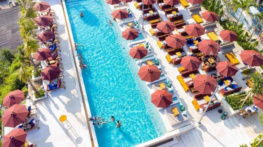Пляжный Клуб White Rock в Бали: Бассейн , Бар, Коктейли , Swimming pool , Bar, Restaurant , Cocktails , Ресторан,