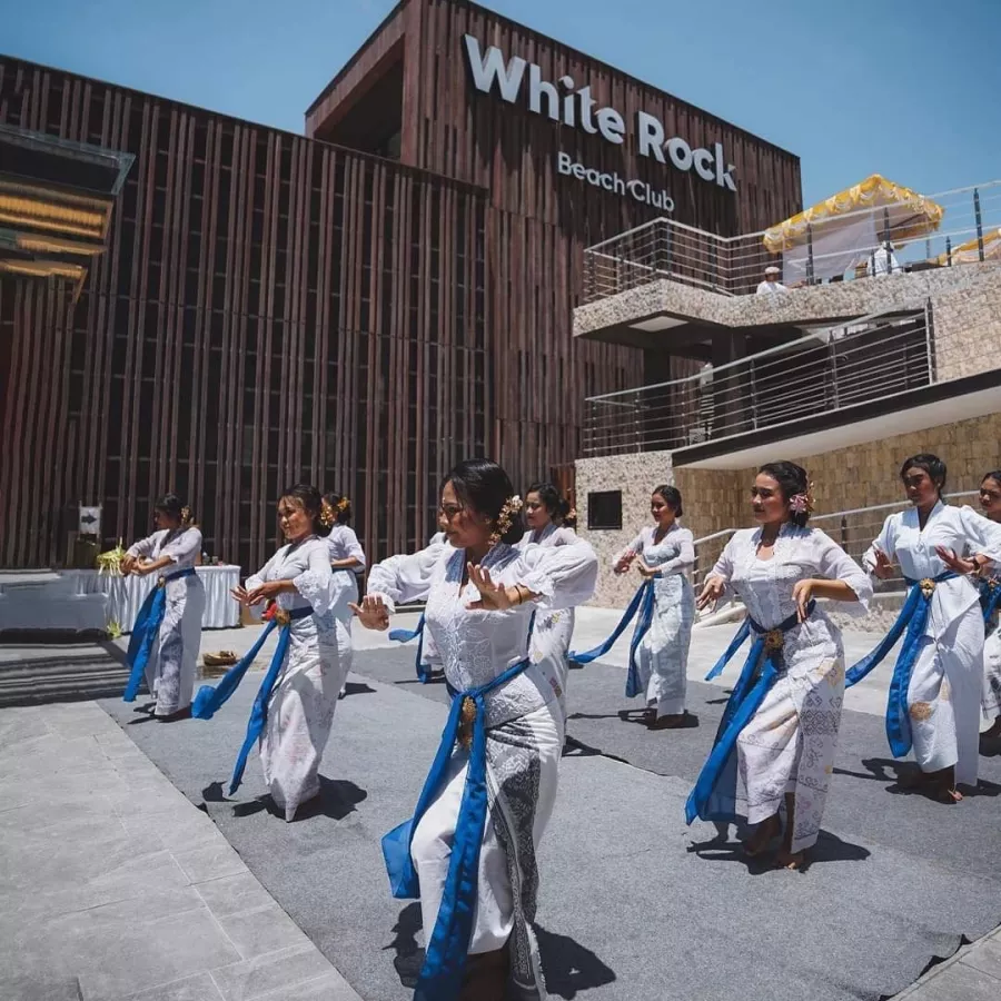Пляжный Клуб White Rock в Бали: Бассейн , Бар, Коктейли , Swimming pool , Bar, Restaurant , Cocktails , Ресторан,