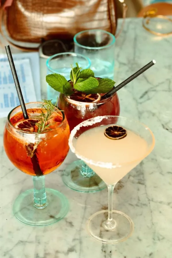 Пляжный Клуб Ulu Cliffhouse в Бали: Бар, Бассейн, Ресторан, Коктейли, Bar, Restaurant , Cocktails , Swimming pool ,