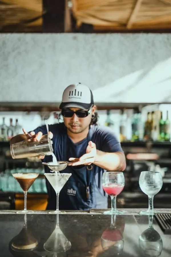 Пляжный Клуб Ulu Cliffhouse в Бали: Бар, Бассейн, Ресторан, Коктейли, Bar, Restaurant , Cocktails , Swimming pool ,