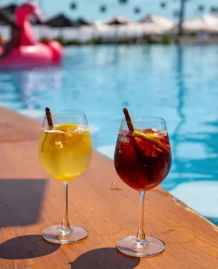 Пляжный Клуб Finns в Бали: Бар, Бассейн, Коктейли, Bar, Restaurant , Swimming pool , Cocktails , Ресторан,