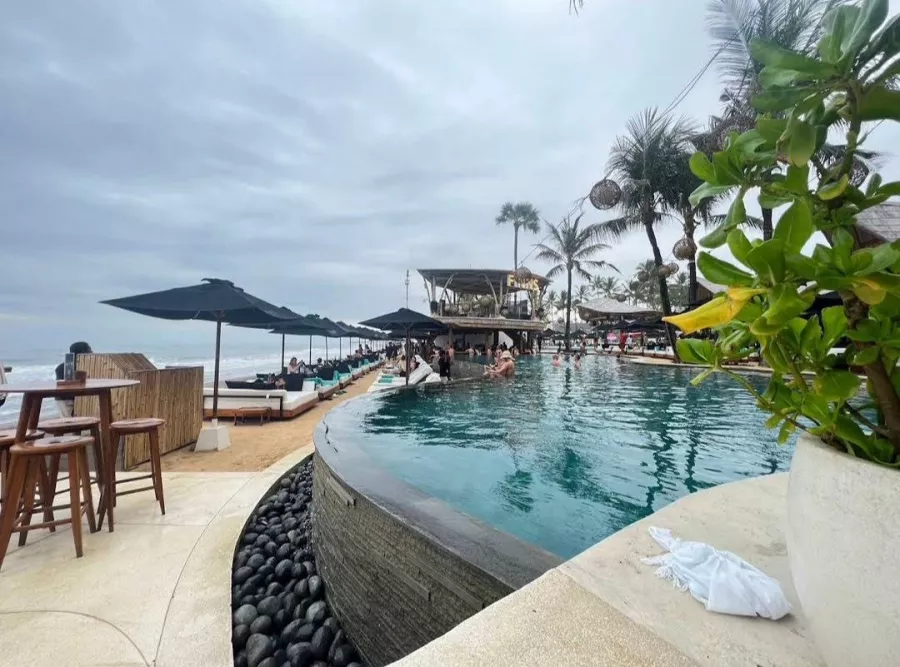 Пляжный Клуб Finns в Бали: Бар, Бассейн, Коктейли, Bar, Restaurant , Swimming pool , Cocktails , Ресторан,