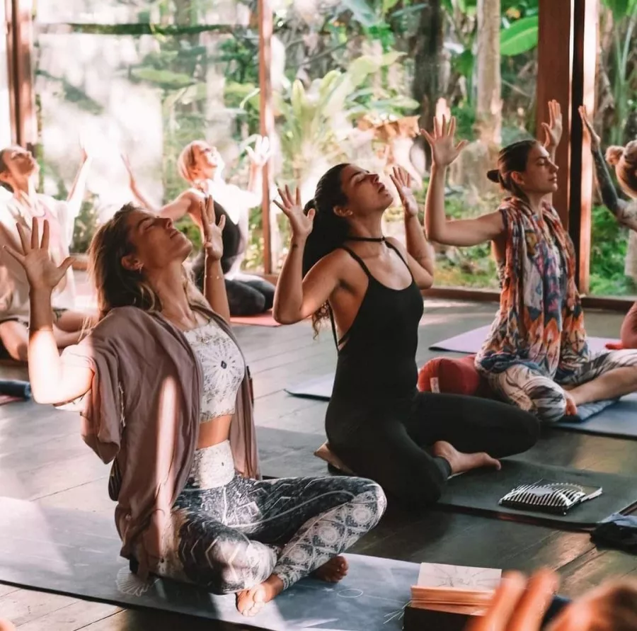 Студия Йоги Radiantly Alive в Бали: Йога, Yoga, Кафе, Cafe, Растяжка, Медитация , Stretching , Meditation ,