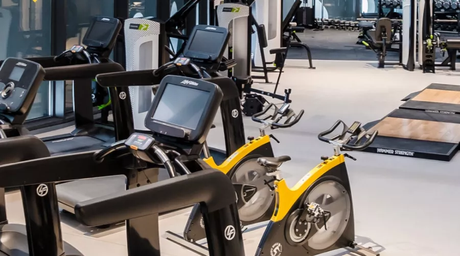 Тренажерный зал Warehouse Gym в Дубаи: Тренировки , Тренажёрный зал , Фитнес , Развиваться, Тренажёрный комплекс , Беговая дорожка , Следить за здоровьем,