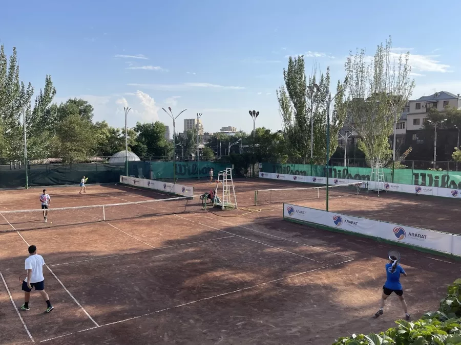 Теннисный корт Ararat Tennis Club в Ереване: Физическое Развитие , Спортивная Секция, Тренировки, Консультация Тренера, Коллективная Игра, Теннисный корт,