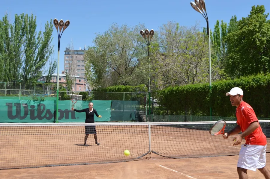 Теннисный корт Ararat Tennis Club в Ереване: Физическое Развитие , Спортивная Секция, Тренировки, Консультация Тренера, Коллективная Игра, Теннисный корт,