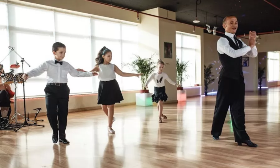 Танцевальная студия Dance For You в Дубаи: Развиваться, Танцы , Вальс, Бальные танцы, Танго, Чачача, Бачата,