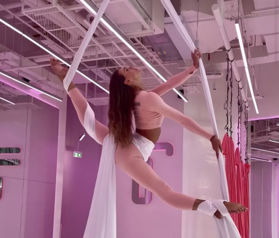 Акробатика TOPSTRETCHING Downtown в Дубаи: Растяжка , Воздушные полотна , Шпагат, Гибкость , Женственность, ОАЭ 🇦🇪 , Фитнес, Тренировки , Тренажёрный зал ,