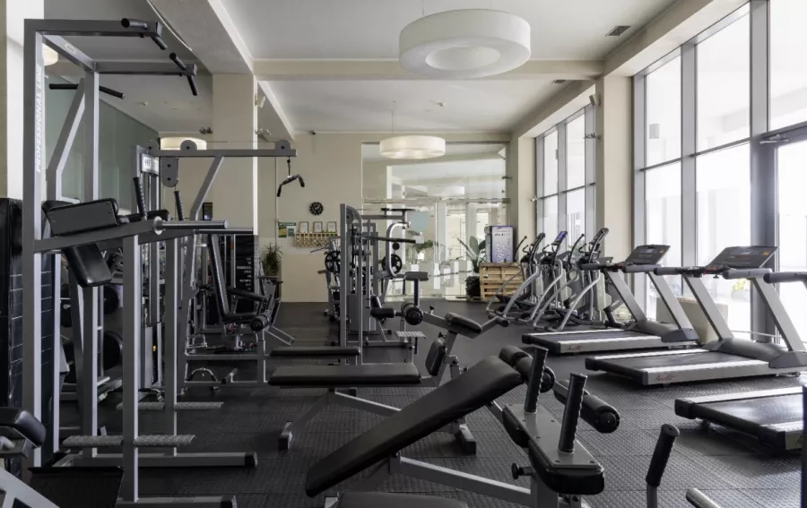 Фитнес-клуб Gym ideal в Сочи: Танцевальные программы, Фитнес-бар, TRX тренировки, Солярий, Развиваться, Бодибилдинг, Персональный тренер, Йога,