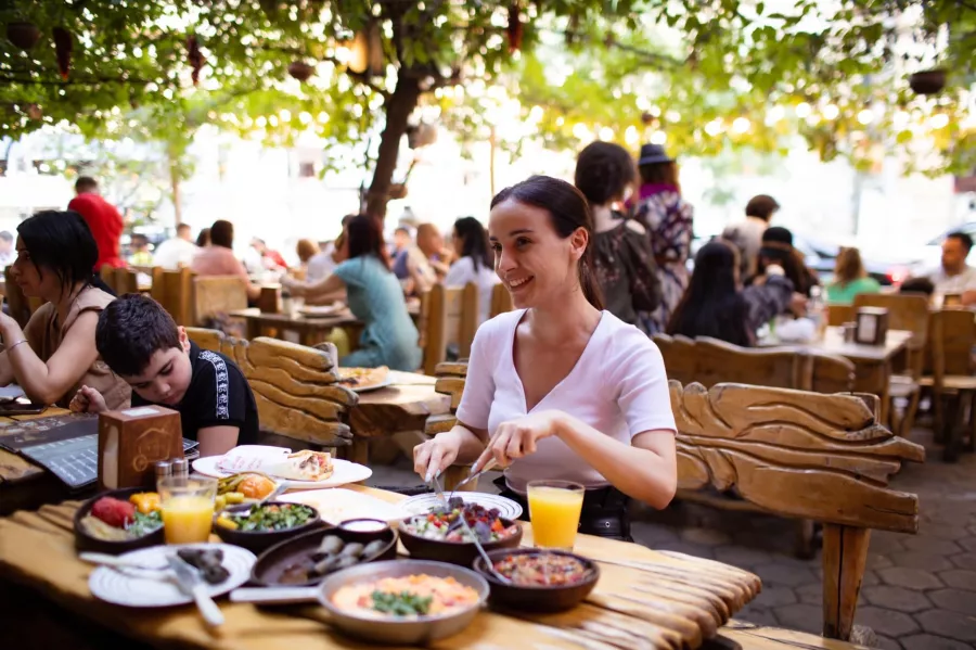 Таверна Тун Ламаджо в Ереване: Армянская кухня, Грузинская кухня, Лучшее ламаджо, Завтраки, Шашлык, Доставка, Веранда, Встреча с друзьями, Вкусно поесть, На каждый день,