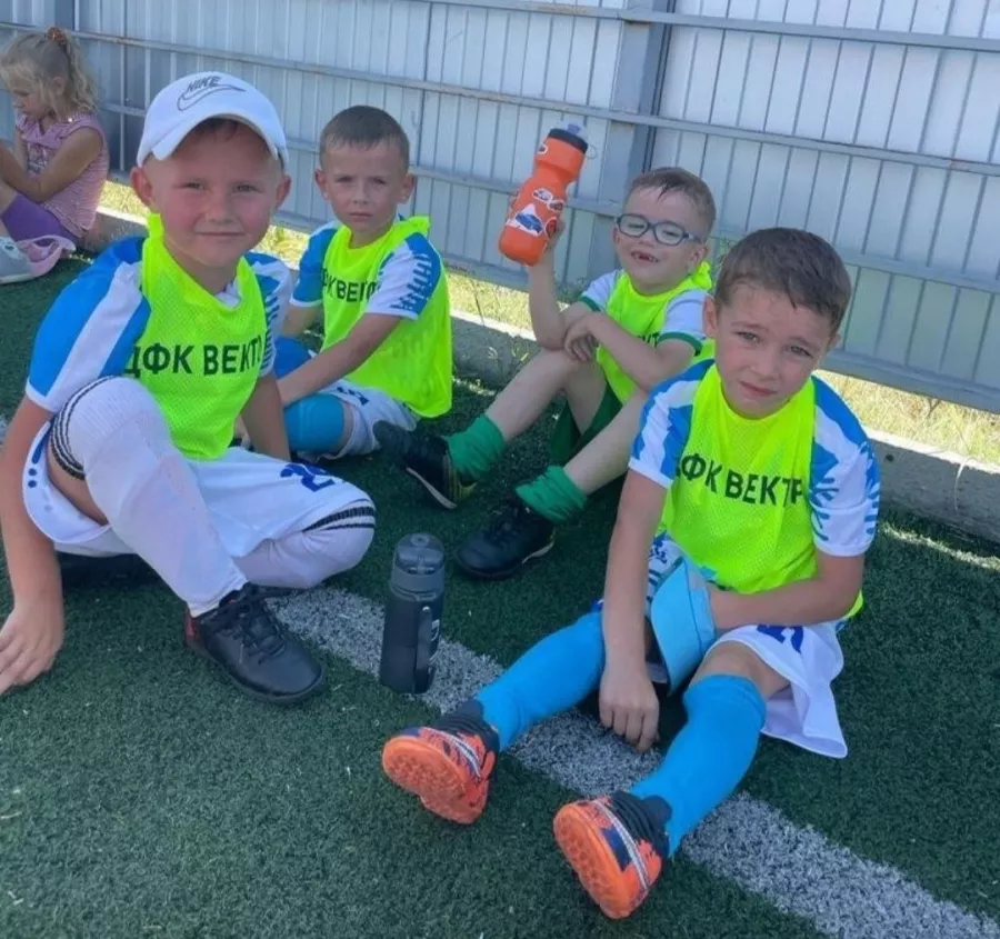 Детский футбольный клуб Вектор в Ставрополе: Футбольный клуб , Футбол ⚽️ , Футболист , Команда, Развиваться, Для детей , Следить за здоровьем,