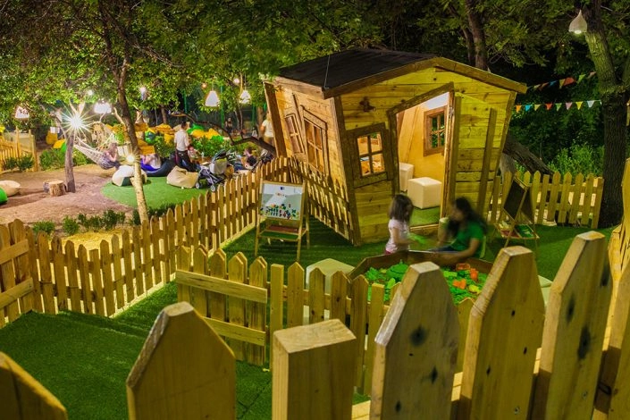 Ресторан El Garden в Ереване: Ресторан, Веранда, Под открытым небом, Вкусно поесть, Для особых случаев, Детская комната, Для свиданий, Особенная атмосфера, Заказать банкет,