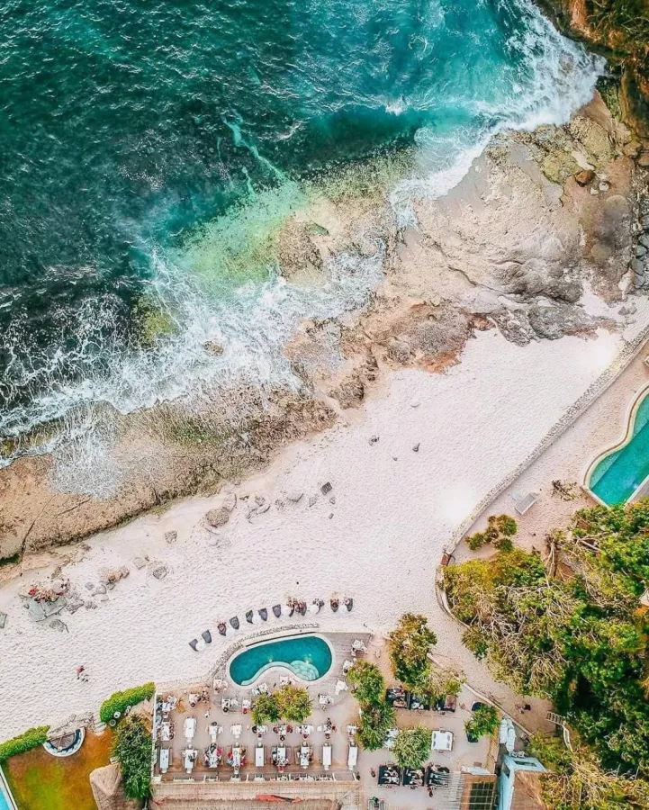 Пляжный Клуб Sandy Bay в Бали: Отдых, Ресторан, Бар, Бассейн, Живая музыка,