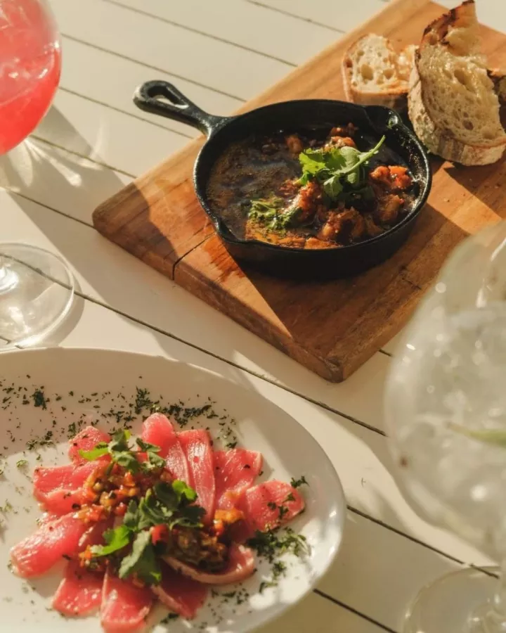 Пляжный Клуб Sandy Bay в Бали: Ресторан, Бар, Бассейн, Restaurant , Bar, Swimming pool , Live music, Живая музыка,