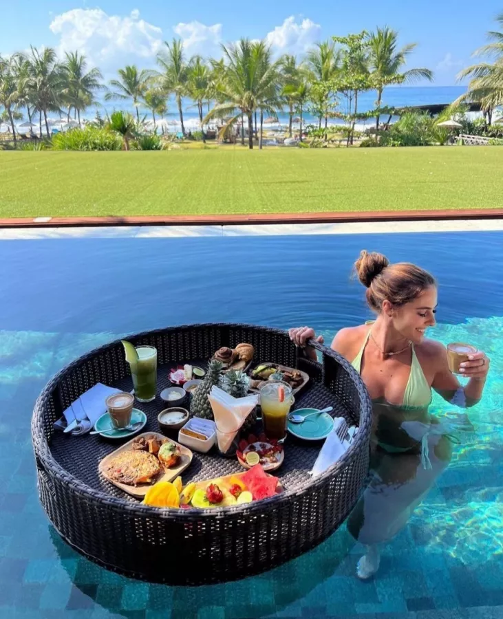 Пляжный Клуб Komune в Бали: Бар, Ресторан, Бассейн, Сёрфинг, Bar, Restaurant , Surfing, Swimming pool ,