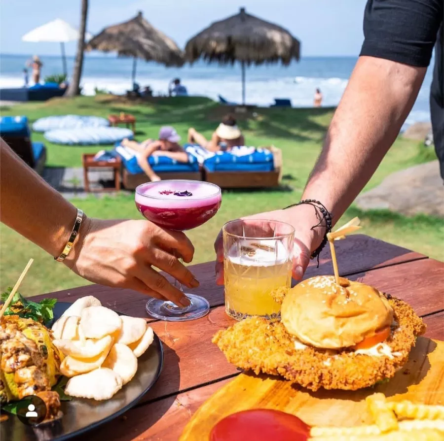 Пляжный Клуб Komune в Бали: Бар, Ресторан, Бассейн, Сёрфинг, Bar, Restaurant , Surfing, Swimming pool ,