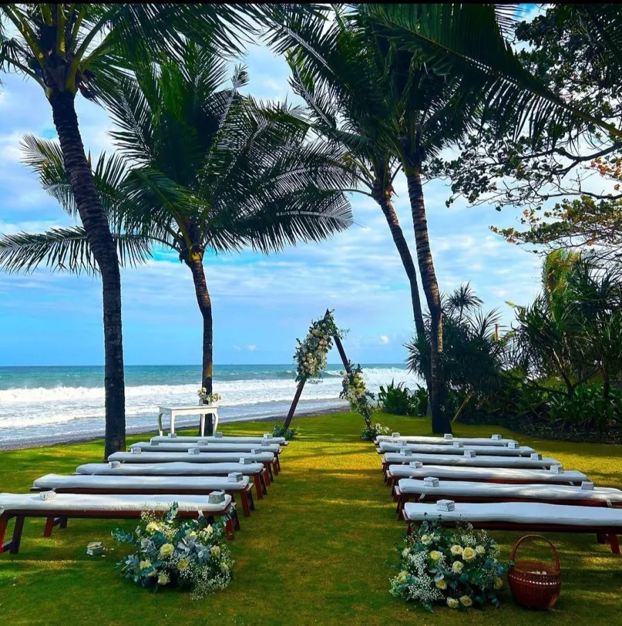 Пляжный Клуб Komune в Бали: Бар, Ресторан, Бассейн, Сёрфинг, Bar, Restaurant , Surfing, Swimming pool ,