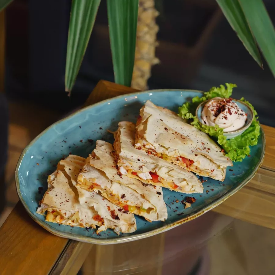 Кафе Karap в Ереване: Армянская кухня, Европейская кухня, Десерты, Бургеры, Пицца, Алкоголь, Веранда, На каждый день, Встретиться с друзьями,