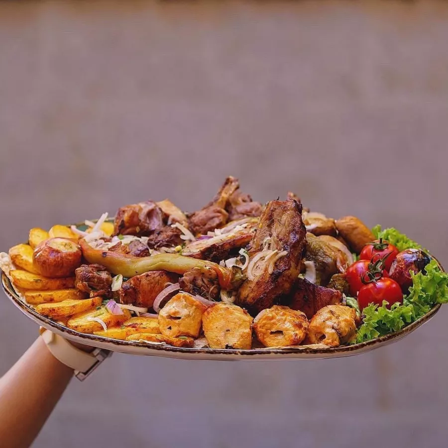 Кафе Karap в Ереване: Армянская кухня, Европейская кухня, Десерты, Бургеры, Пицца, Алкоголь, Веранда, На каждый день, Встретиться с друзьями,