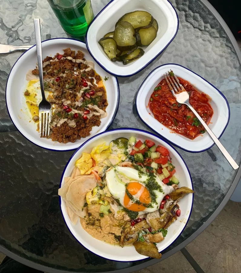 Кафе Hummus Kimchi в Ереване: Азиатская кухня, Восточная кухня, Для веганов, Веранда, Можно с животными, Попробовать необычное, На каждый день, Встреча с друзьями, Поработать,