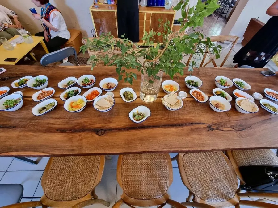 Кафе Hummus Kimchi в Ереване: Азиатская кухня, Восточная кухня, Для веганов, Веранда, Можно с животными, Попробовать необычное, На каждый день, Встреча с друзьями, Поработать,