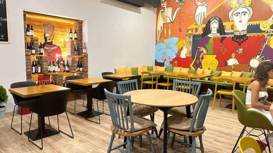 Кафе The Hive в Ереване: Армянская кухня, Европейская кухня, Вкусно поесть, Завтраки, Десерты, Вино, Веранда, Быстро перекусить, Встретиться с друзьями,
