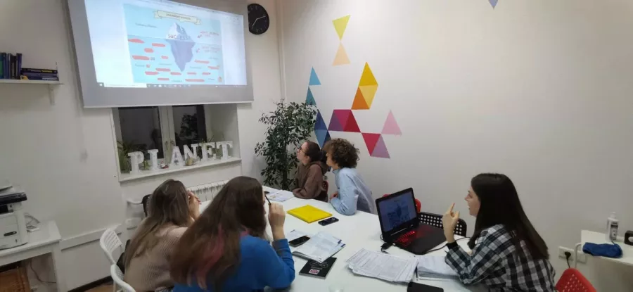 Центр английского языка IQ planet на Большой Дмитровке в Москве: Языковая Школа, Иностранный Язык, Английский, Курсы, Образование, Обучение, Подготовка к Экзаменам, Учебный Центр,