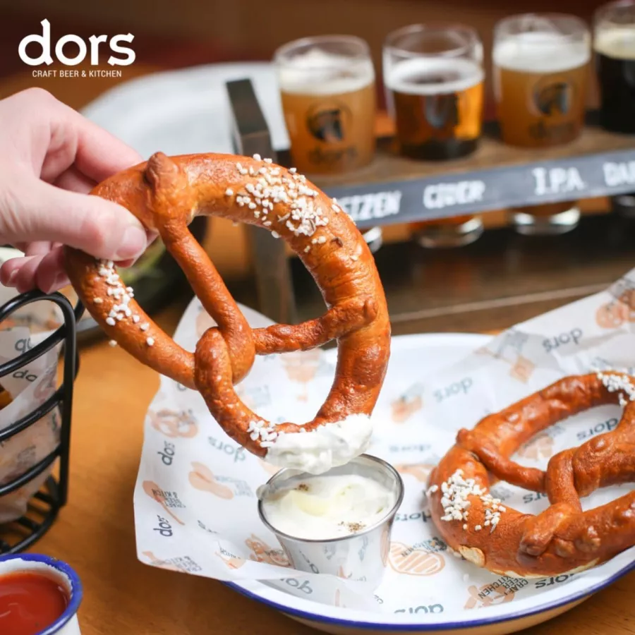Паб Dors Craft Beer & Kitchen в Ереване: Еда, Бургеры, Пиво, Европейская кухня, Досуг, Алкоголь, Веранда,