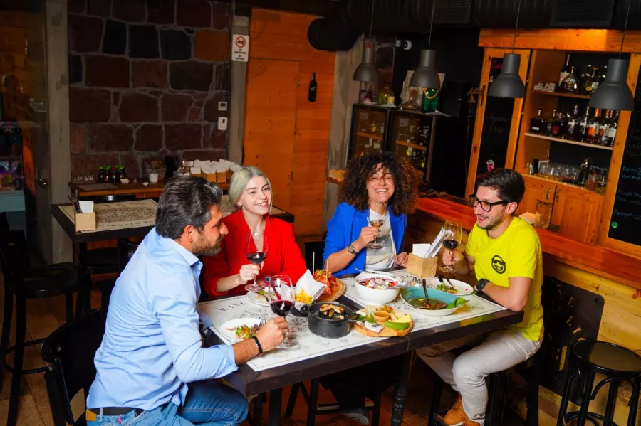 Ресторан Wine Republic в Ереване: Европейская кухня, Ресторан, Вино, Алкоголь, Веранда, Для свиданий, Встретиться с друзьями, Винный бар, Азиатская кухня,