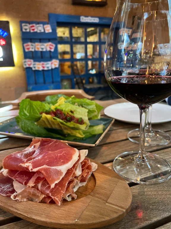 Ресторан Wine Republic в Ереване: Европейская кухня, Ресторан, Вино, Алкоголь, Веранда, Для свиданий, Встретиться с друзьями, Винный бар, Азиатская кухня,