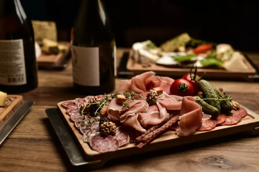 Ресторан Wine Republic в Ереване: Европейская кухня, Ресторан, Вино, Алкоголь, Веранда, Для свиданий, Встретиться с друзьями, Винный бар, Азиатская кухня,
