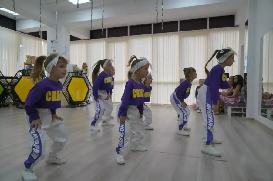 Фитнес-центр Амазонка на Крымской в Сочи: Dance mix, Стрип Пластика, Растяжка, Стретчинг, Функциональные Тренировки, Силовые Тренировки, Йога в Гамаках, Bungee Fitness, Батуты, Kangoo Jumps,
