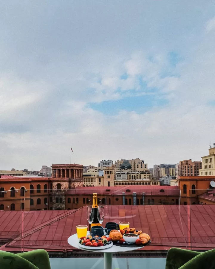 Ресторан Point of view в Ереване: Азиатская кухня, Фьюжн, Завтраки, Алкоголь, Суши, Вок, Европейская, Живая музыка, На крыше, С видом, Встретиться с друзьями, Для особых случаев, Для свиданий, Заказать банкет,