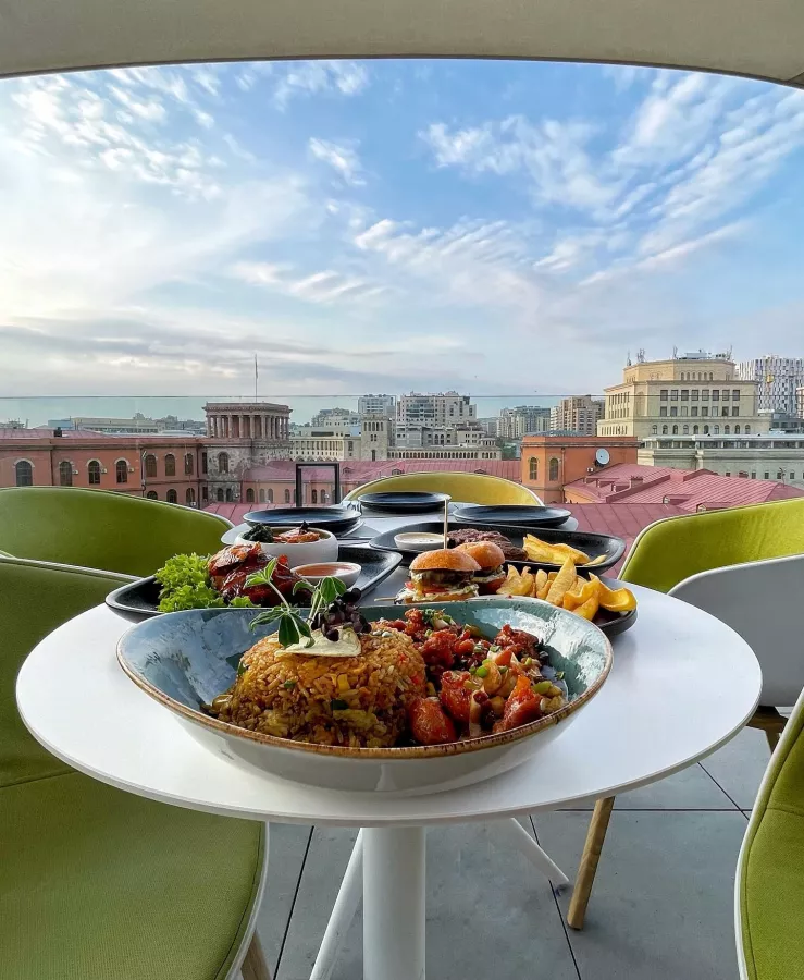 Ресторан Point of view в Ереване: Азиатская кухня, Фьюжн, Завтраки, Алкоголь, Суши, Вок, Европейская, Живая музыка, На крыше, С видом, Встретиться с друзьями, Для особых случаев, Для свиданий, Заказать банкет,