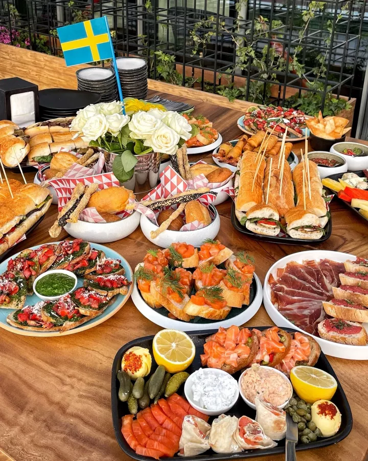 Ресторан Point of view в Ереване: Азиатская кухня, Фьюжн, Завтраки, Алкоголь, Суши, Вок, Европейская, Живая музыка, На крыше, С видом, Встретиться с друзьями, Для особых случаев, Для свиданий, Заказать банкет,