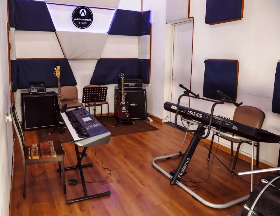 Студии звукозаписи Alikhanyan's Studio в Ереване: Сведение и Мастеринг, Аранжировки, Создание Музыкальной Композиции, Репетиционные Комнаты, Частная Музыкальная Школа, Песня под Ключ, Звукозапись, Обработка Вокала,