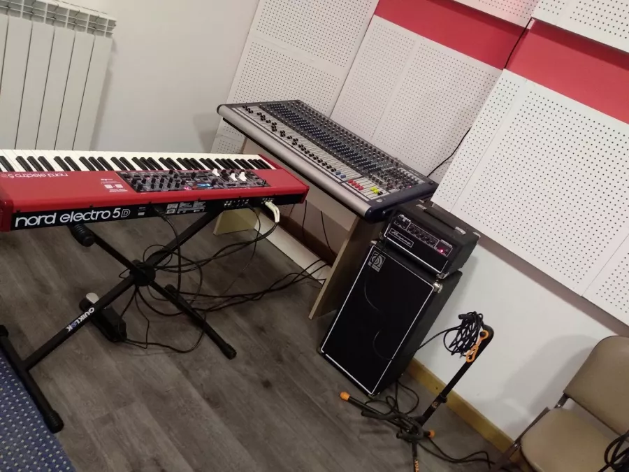 Студии звукозаписи Alikhanyan's Studio в Ереване: Сведение и Мастеринг, Аранжировки, Создание Музыкальной Композиции, Репетиционные Комнаты, Частная Музыкальная Школа, Песня под Ключ, Звукозапись, Обработка Вокала,