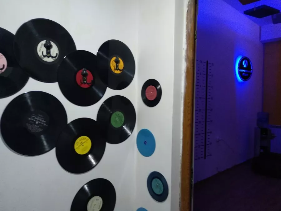 Студии звукозаписи Alikhanyan's Studio в Ереване: Сведение и Мастеринг, Аранжировки, Создание Музыкальной Композиции, Репетиционные Комнаты, Частная Музыкальная Школа, Песня под Ключ, Звукозапись, Обработка Вокала,