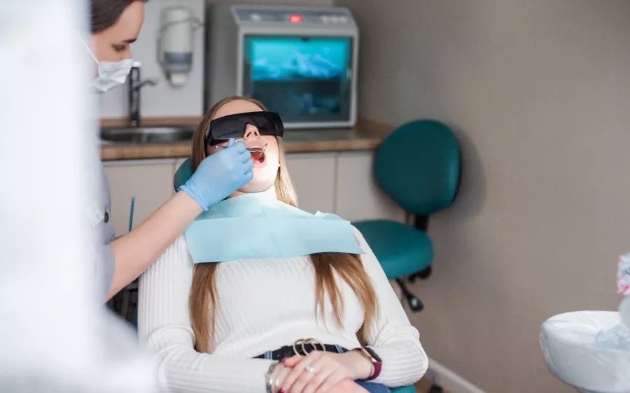Стоматологическая клиника IQ dental clinic в Новосибирске: Стоматология, Лечение десен, Лечение зубов, Пломбирование, Детский стоматолог , Отбеливание , Чистка,